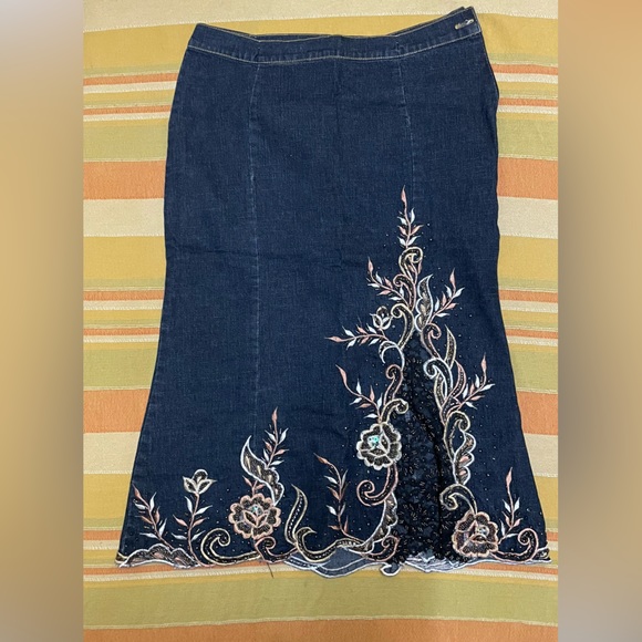 Dresses & Skirts - Floral embroidered denim skirt